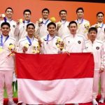 Tim bulutangkis Indonesia berselebrasi di podium setelah menyabet medali emas nomor beregu putra di Asian Games 2026, Kamis (24/9/2026). (PBSI)