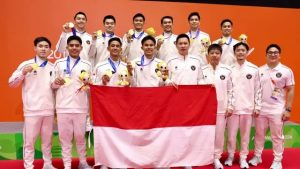 Tim bulutangkis Indonesia berselebrasi di podium setelah menyabet medali emas nomor beregu putra di Asian Games 2026, Kamis (24/9/2026). (PBSI)