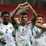 Pemain Timnas Irlandia Troy Parrott membuat tanda hati dengan tangannya setelah membuka skor melawan Israel pada laga UEFA Nations League Grup B3 di Stadion Nagyerdei, Debrecen, Hungaria, Senin (28/9) dini hari WIB.(Attila KISBENEDEK / AFP)