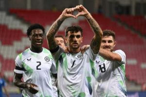 Pemain Timnas Irlandia Troy Parrott membuat tanda hati dengan tangannya setelah membuka skor melawan Israel pada laga UEFA Nations League Grup B3 di Stadion Nagyerdei, Debrecen, Hungaria, Senin (28/9) dini hari WIB.(Attila KISBENEDEK / AFP)