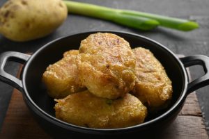 Perkedel masuk daftar makanan pendamping terenak di Asia Tenggara 2026 versi platform panduan kuliner TasteAtlas.(DOK.SHUTTERSTOCK/vbertiany)