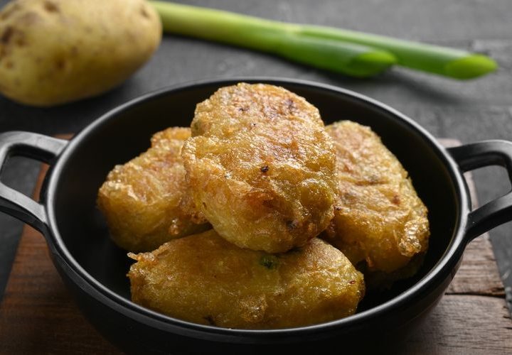 Perkedel masuk daftar makanan pendamping terenak di Asia Tenggara 2026 versi platform panduan kuliner TasteAtlas.(DOK.SHUTTERSTOCK/vbertiany)