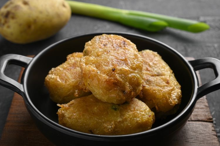 Perkedel masuk daftar makanan pendamping terenak di Asia Tenggara 2026 versi platform panduan kuliner TasteAtlas.(DOK.SHUTTERSTOCK/vbertiany)