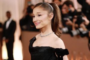 Ariana Grande di Golden Globes 2026.(Getty Images via Vogue.)