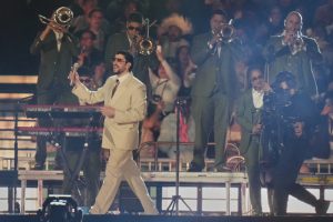 Artis Puerto Rico Bad Bunny tampil selama tur “DeBÍ TiRAR MáS FOToS” di Mexico City pada hari Rabu, 10 Desember 2025. (Kredit foto: Eduardo Verdugo, The Associated Press)
