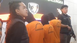 Petugas kepolisian dari Satreskrim Polres Majalengka, Jawa Barat, mengamankan tiga pelaku spesialis pencurian toko bangunan lintas provinsi (Foto : Darfan)