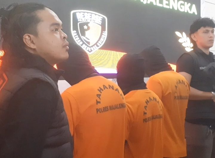 Petugas kepolisian dari Satreskrim Polres Majalengka, Jawa Barat, mengamankan tiga pelaku spesialis pencurian toko bangunan lintas provinsi (Foto : Darfan)