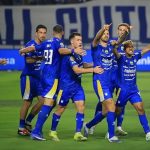 Juara bertahan Persib Bandung mengawali langkah di BRI Super League 2026/2027 dengan hasil manis. Bertanding di hadapan pendukung sendiri, skuad Pangeran Biru sukses mengamankan kemenangan 3-1 atas PSM Makassar pada laga yang berlangsung di Stadion Gelora Bandung Lautan Api (GBLA), Minggu 6 September 2026. (Foto: Ileague.id)