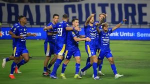 Juara bertahan Persib Bandung mengawali langkah di BRI Super League 2026/2027 dengan hasil manis. Bertanding di hadapan pendukung sendiri, skuad Pangeran Biru sukses mengamankan kemenangan 3-1 atas PSM Makassar pada laga yang berlangsung di Stadion Gelora Bandung Lautan Api (GBLA), Minggu 6 September 2026. (Foto: Ileague.id)