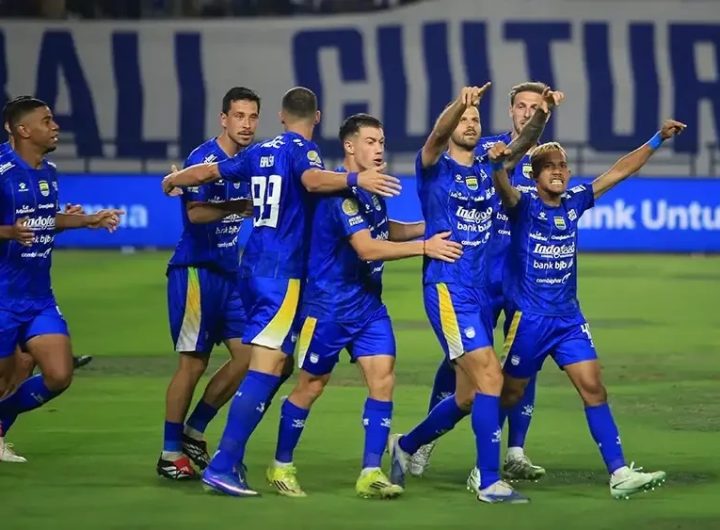 Juara bertahan Persib Bandung mengawali langkah di BRI Super League 2026/2027 dengan hasil manis. Bertanding di hadapan pendukung sendiri, skuad Pangeran Biru sukses mengamankan kemenangan 3-1 atas PSM Makassar pada laga yang berlangsung di Stadion Gelora Bandung Lautan Api (GBLA), Minggu 6 September 2026. (Foto: Ileague.id)