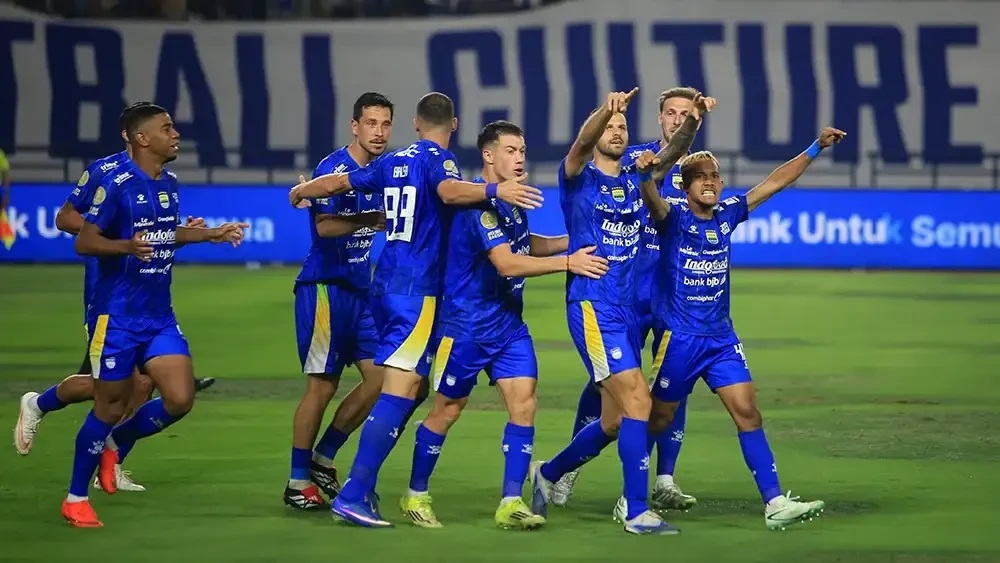 Juara bertahan Persib Bandung mengawali langkah di BRI Super League 2026/2027 dengan hasil manis. Bertanding di hadapan pendukung sendiri, skuad Pangeran Biru sukses mengamankan kemenangan 3-1 atas PSM Makassar pada laga yang berlangsung di Stadion Gelora Bandung Lautan Api (GBLA), Minggu 6 September 2026. (Foto: Ileague.id)