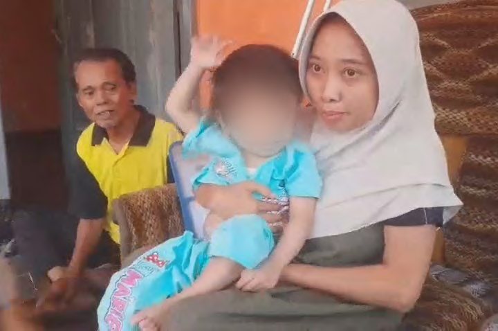 Perjuangan Sang Ibu, Kaki Patah Sambil Merawat Anak Tanpa Bola Mata (Foto : Darfan)