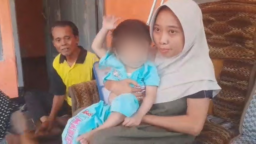 Perjuangan Sang Ibu, Kaki Patah Sambil Merawat Anak Tanpa Bola Mata (Foto : Darfan)