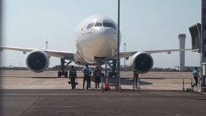 2 Pesawat Garuda Dialihkan ke Bandara Kertajati Imbas Abu Vulkanik di Soetta (Foto : Darfan)