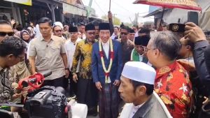 Joko Widodo menghadiri acara khitanan anak tokoh Cirebon, Ustad Ujang Bustomi, di Kecamatan Mundu, Kabupaten Cirebon (Foto : Darfan)