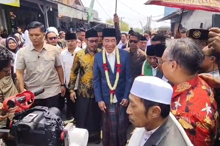 Joko Widodo menghadiri acara khitanan anak tokoh Cirebon, Ustad Ujang Bustomi, di Kecamatan Mundu, Kabupaten Cirebon (Foto : Darfan)