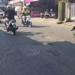 Jalan Kutagara, Kota Cirebon, akses menuju Pasar Jagasatru, dikeluhkan warga karena rusak dan berlubang. (Foto : Darfan)