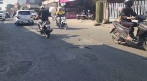Jalan Kutagara, Kota Cirebon, akses menuju Pasar Jagasatru, dikeluhkan warga karena rusak dan berlubang. (Foto : Darfan)