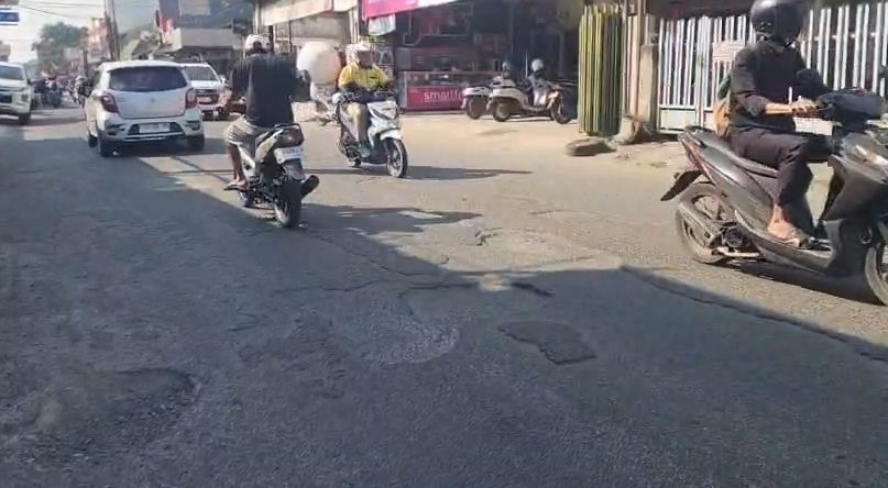 Jalan Kutagara, Kota Cirebon, akses menuju Pasar Jagasatru, dikeluhkan warga karena rusak dan berlubang. (Foto : Darfan)