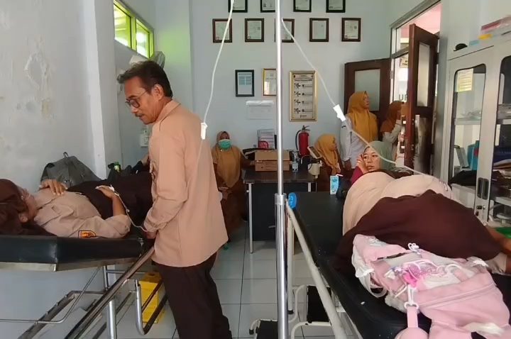 30 Pelajar di Kuningan Diduga Keracunan Menu MBG (Foto : Darfan)