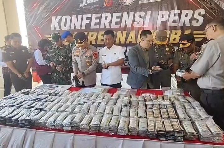 Polisi Sita Puluhan Ribu Obat Keras, Ekstasi hingga Sabu, Musnahkan Knalpot Brong dan Miras (Foto : Darfan)