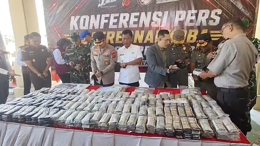 Polisi Sita Puluhan Ribu Obat Keras, Ekstasi hingga Sabu, Musnahkan Knalpot Brong dan Miras (Foto : Darfan)