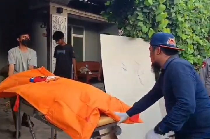 Warga Perumahan Grens Imperium Desa Weru Kidul Dihebohkan Penemuan Mayat Laki-Laki Membusuk di Dalam Rumah (Foto : Darfan)