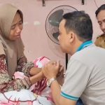 Duka Mendalam Keluarga Korban Kapal Virgo, Keluarga Harap-Harap Cemas Korban Segera Ditemukan (Foto : Darfan)