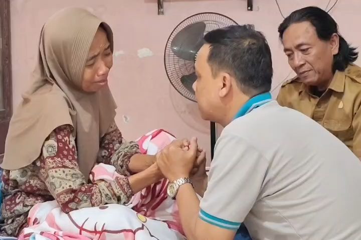 Duka Mendalam Keluarga Korban Kapal Virgo, Keluarga Harap-Harap Cemas Korban Segera Ditemukan (Foto : Darfan)