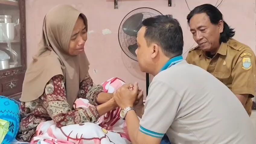 Duka Mendalam Keluarga Korban Kapal Virgo, Keluarga Harap-Harap Cemas Korban Segera Ditemukan (Foto : Darfan)