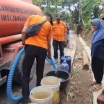 Kekeringan Meluas di Tujuh Kecamatan di Kuningan, Ratusan Warga Berebut Air Bersih Bantuan BPBD (Foto : Darfan)