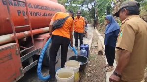 Kekeringan Meluas di Tujuh Kecamatan di Kuningan, Ratusan Warga Berebut Air Bersih Bantuan BPBD (Foto : Darfan)