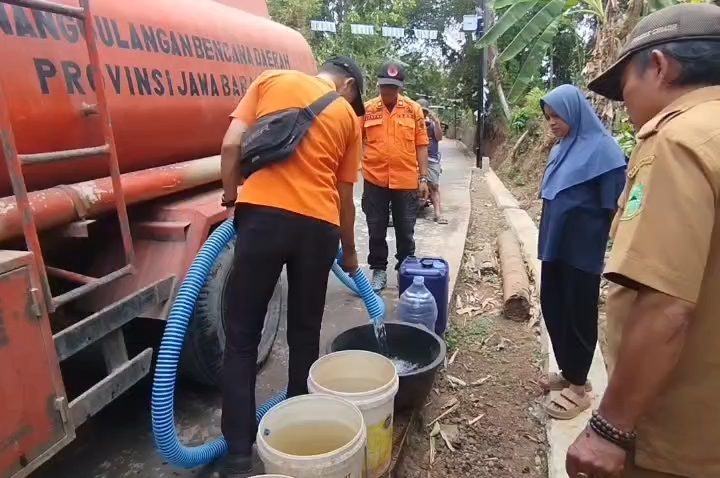Kekeringan Meluas di Tujuh Kecamatan di Kuningan, Ratusan Warga Berebut Air Bersih Bantuan BPBD (Foto : Darfan)