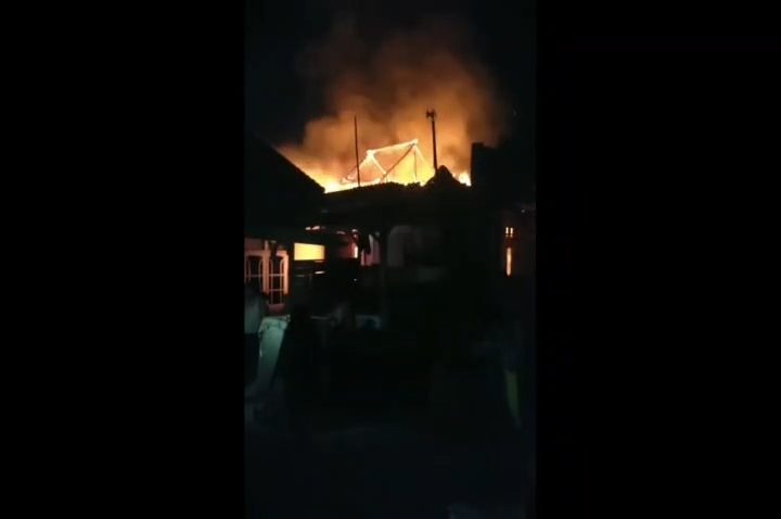 Kebakaran hebat terjadi di sebuah rumah yang berada di area padat penduduk di Desa Bandengan, Kecamatan Mundu (Foto : Darfan)