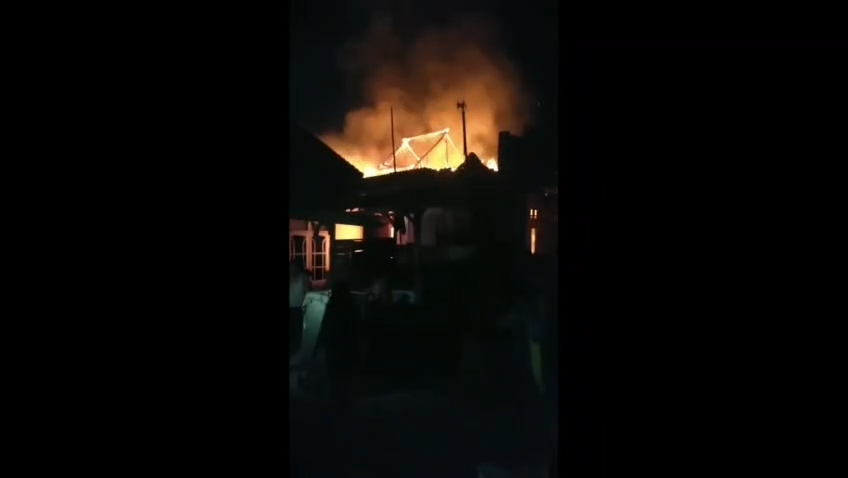 Kebakaran hebat terjadi di sebuah rumah yang berada di area padat penduduk di Desa Bandengan, Kecamatan Mundu (Foto : Darfan)