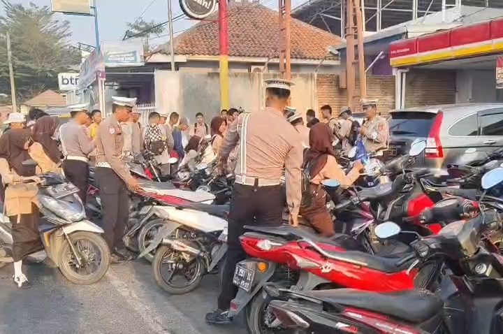 Temukan Motor Berknalpot Brong, Razia Kendaraan Diprotes, Puluhan Motor Pelajar Terjaring (Foto : Darfan)