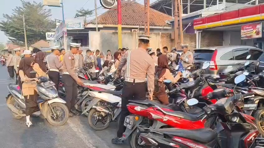 Temukan Motor Berknalpot Brong, Razia Kendaraan Diprotes, Puluhan Motor Pelajar Terjaring (Foto : Darfan)