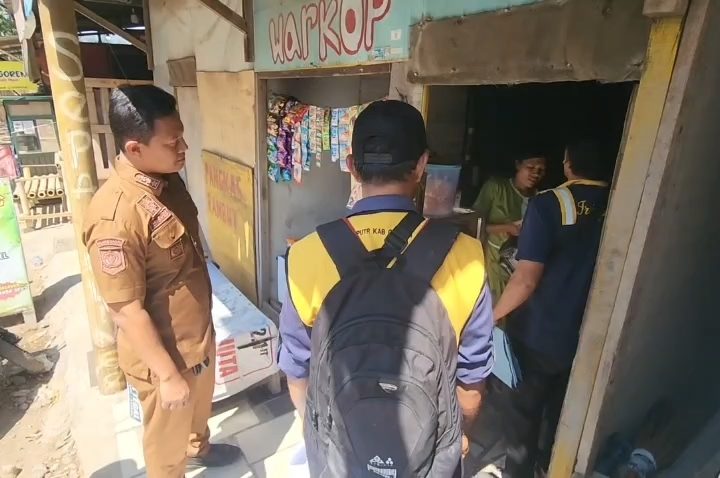 Pemilik Bangunan Liar di Desa Kanci Diberikan Surat Teguran, Warga Setuju Bangunan Dibongkar karena Kumuh dan Picu Banjir (Foto : Darfan)
