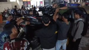 Kasat Lantas Polres Kuningan mengatakan, dari hasil razia balap liar, sebanyak 15 unit sepeda motor serta 26 remaja yang terlibat dalam aksi tersebut diamankan petugas (Foto : Darfan)