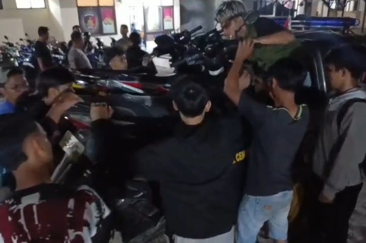 Kasat Lantas Polres Kuningan mengatakan, dari hasil razia balap liar, sebanyak 15 unit sepeda motor serta 26 remaja yang terlibat dalam aksi tersebut diamankan petugas (Foto : Darfan)