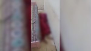 Sesosok mayat perempuan ditemukan tergeletak dan ditutupi seprai di sudut kamar hotel di Kota Cirebon (Foto : Darfan)