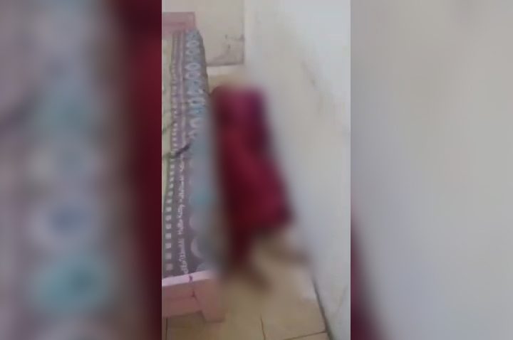 Sesosok mayat perempuan ditemukan tergeletak dan ditutupi seprai di sudut kamar hotel di Kota Cirebon (Foto : Darfan)
