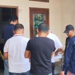 Petugas Kepolisian Satreskrim Polresta Cirebon bersama Tim Inafis Polda Jawa Barat dan Tim Puslabfor menggelar olah tempat kejadian perkara di rumah istri seorang dokter yang tewas bersimbah darah (Foto : Darfan)
