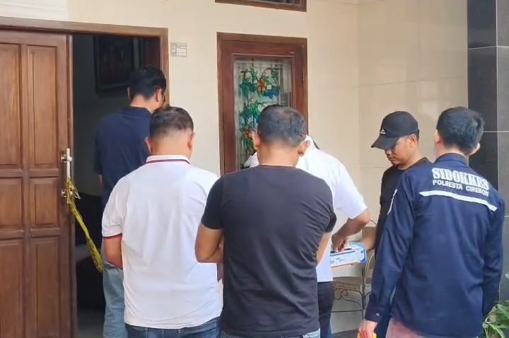 Petugas Kepolisian Satreskrim Polresta Cirebon bersama Tim Inafis Polda Jawa Barat dan Tim Puslabfor menggelar olah tempat kejadian perkara di rumah istri seorang dokter yang tewas bersimbah darah (Foto : Darfan)