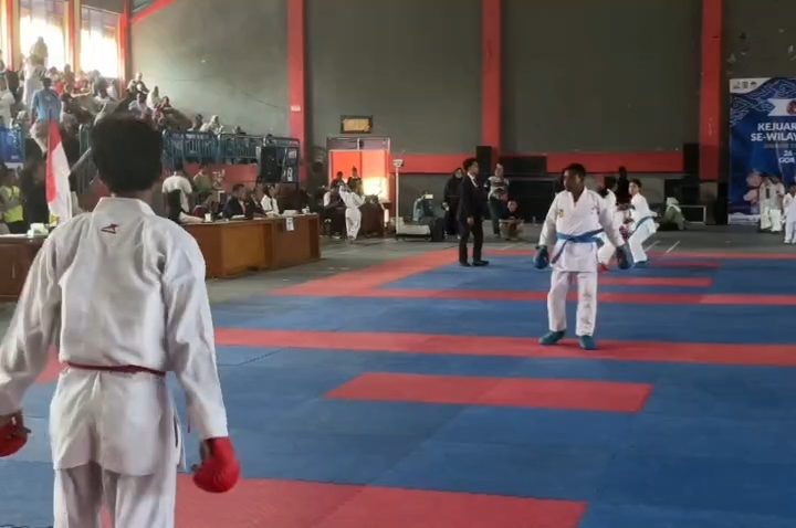 Dua Atlet Disabilitas Bersaing dengan Atlet Umum di Kejuaraan Karate INKAI (Foto : Darfan)