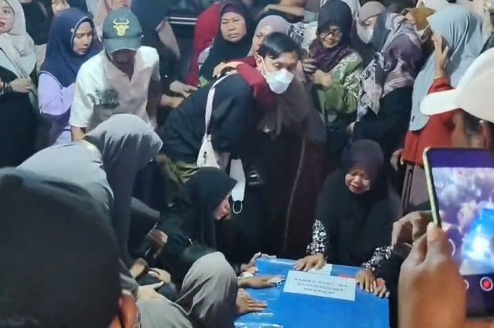 Kedatangan Jenazah Korban Kapal Virgo Transport 8 Diwarnai Isak Tangis (Foto : Darfan)