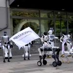 Sejumlah robot menggelar aksi demonstrasi di depan Kementerian Urusan Digital Polandia, Senin (7/9/2026). (Tangkapan Layar Democratism.com via Reuters)