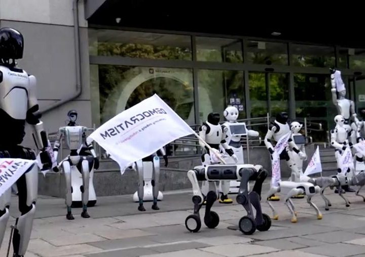 Sejumlah robot menggelar aksi demonstrasi di depan Kementerian Urusan Digital Polandia, Senin (7/9/2026). (Tangkapan Layar Democratism.com via Reuters)