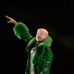 Rapper, penyanyi, penari, dan DJ asal AS, Benjamin Haggerty, yang dikenal sebagai Macklemore, tampil di Festival Rap Goldencoast di Corcelles-les-Monts, dekat Dijon, Prancis tengah-timur, pada 30 Agustus 2026. (AFP)