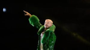 Rapper, penyanyi, penari, dan DJ asal AS, Benjamin Haggerty, yang dikenal sebagai Macklemore, tampil di Festival Rap Goldencoast di Corcelles-les-Monts, dekat Dijon, Prancis tengah-timur, pada 30 Agustus 2026. (AFP)